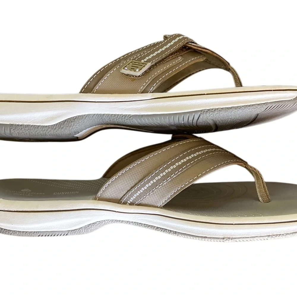 Clarks Cloudstepper Sz 10 Tan Sandals Flip Flops Comfort Vacation Coastal Beach